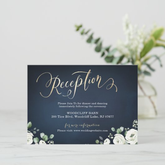 Moderne goudscriptnavy witte florale ontvangst informatiekaartje (Staand voorkant)