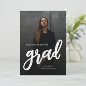 Moderne Grad Brush Script Foto Afstuderen Aankondiging (Staand voorkant)