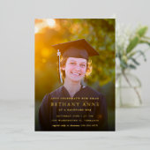 Moderne Graduation Photo Gold Foil Invitation (Debout devant)