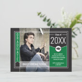 Moderne Green Graduate Photo Invitation de graduat (Debout devant)