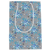 Moderne grijze en blauwe sneeuwvlokken medium cadeauzakje (Voorkant)