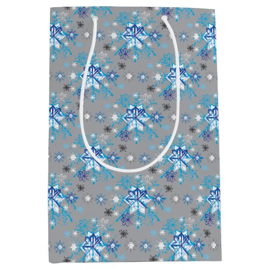 Moderne grijze en blauwe sneeuwvlokken medium cadeauzakje (Voorkant)