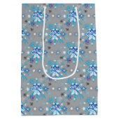 Moderne grijze en blauwe sneeuwvlokken medium cadeauzakje (Achterkant)