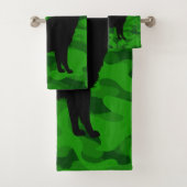 Moderne Groene Camo Zwart Wolf Silhouet Monogram | Bad Handdoek (Insitu)