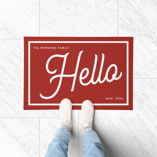 Moderne Hallo Rood Wit Script Familienaam Deurmat (Binnen)