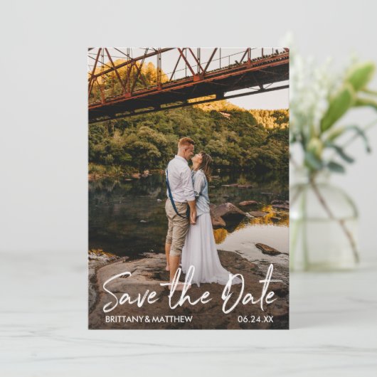 Moderne handgeschreven scriptkoppeling save the date (Staand voorkant)