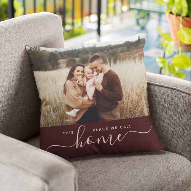 Moderne Home Simple Script Photo Sangria Red Kussen ("This place we call home" - snuggle up to the sentiment in this modern pillow!)
