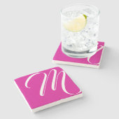 Moderne hotroze en witscript-monogram stenen onderzetter (Zijkant)