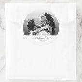 Moderne huwelijksgunst Sla het datum fotoscript op Ronde Sticker (Tas)