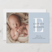 Moderne Initiaal Blue Baby Three Photo Birth Aankondiging (Voorkant)