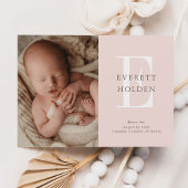 Moderne Initiaal Blush Pink Baby Drie Foto geboort Aankondiging