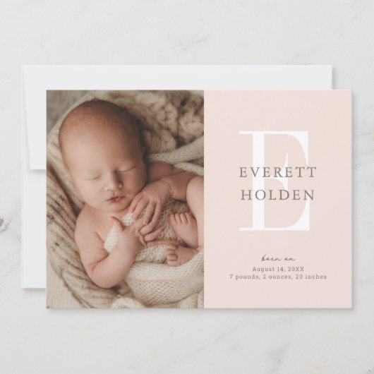 Moderne Initiaal Blush Pink Baby Drie Foto geboort Aankondiging (Voorkant)