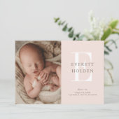 Moderne Initiaal Blush Pink Baby Drie Foto geboort Aankondiging (Staand voorkant)