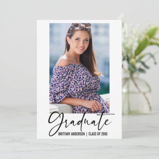 Moderne inkt Pen Calligraphy Script Afstuderen Aankondiging (Staand voorkant)