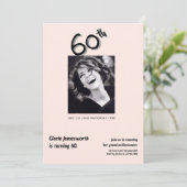 Moderne Invitation Anniversaire 60 Ans Rose Clair (Debout devant)