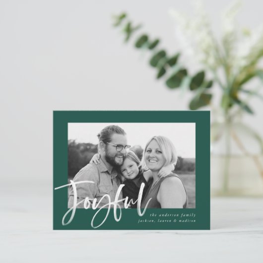Moderne Joyful Script Groene Vakantie Foto Briefkaart (Staand voorkant)