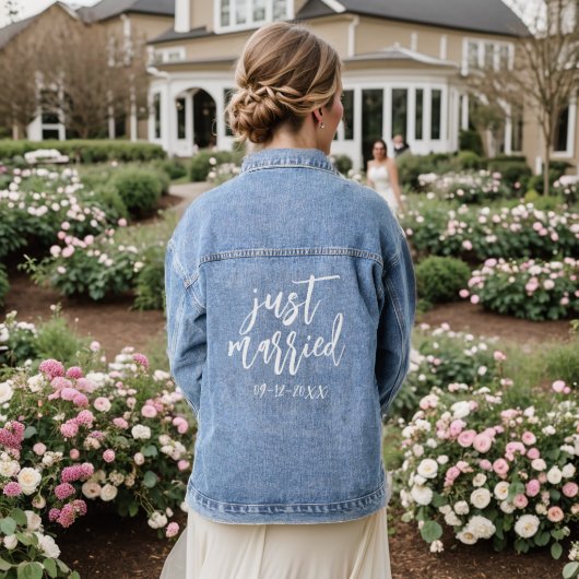 Moderne "Just Married" witte scripttypografie Denim Jacket (Huwelijk Achterkant)