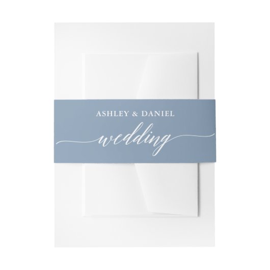 Moderne kalligrafie bruiloft Dusty Blue Uitnodigingen Wikkel (Voorkant Voorbeeld)