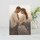 Moderne kalligrafie chic foto bruiloft save the date (Staand voorkant)