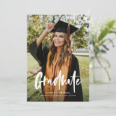 Moderne kalligrafie Foto Afstuderen Uitnodiging (Staand voorkant)