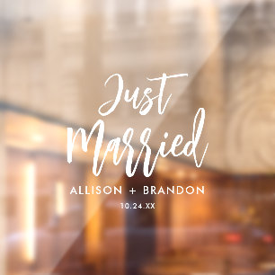 Moderne kalligrafie gewoon gehuwde bruiloft raamsticker