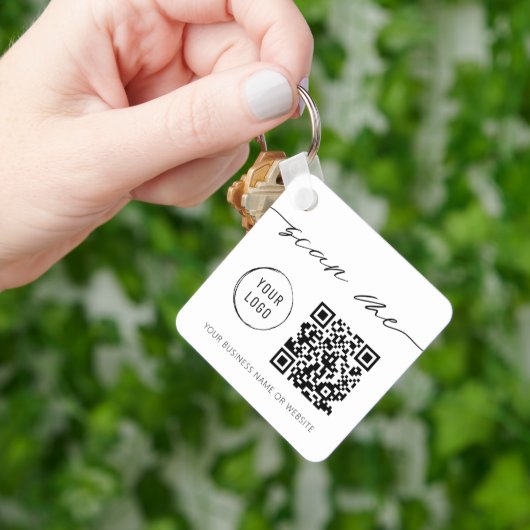 Moderne kalligrafie QR Code Logo White Sleutelhanger (Hand)