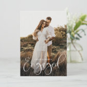Moderne kalligrafie Script Photo Engagement Party Kaart (Staand voorkant)