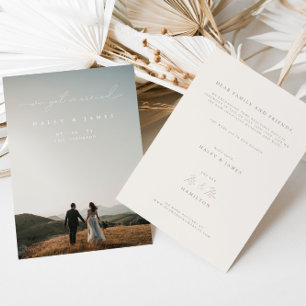 Moderne kalligrafie we hebben een gehuwd fotohuwel aankondiging