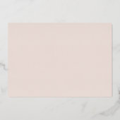 Moderne kalligrafiescript Weddenschap Blush Roos G Folie Uitnodiging (Achterkant)