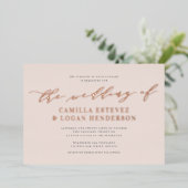 Moderne kalligrafiescript Weddenschap Blush Roos G Folie Uitnodiging (Staand Voorkant)