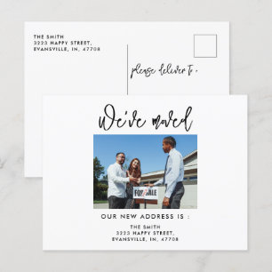 Moderne kalligrafiesfoto We hebben een nieuw adres Briefkaart