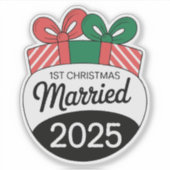 Moderne kerstcadeaus | 1e Kerstmis Getrouwd Sticker (Voorkant)