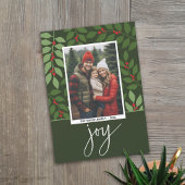 Moderne kerstfoto met bessen takken vreugde feestdagenkaart