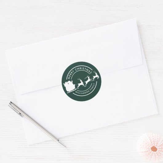 Moderne Kerstmis Familienaam Santa Green Custom Ronde Sticker (Envelop)