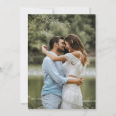 Moderne Klassieke Witte Monogram Fotobruiloft Kaart (Achterkant)