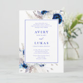 Moderne Koninklijke Blauwe & Witte Bloemen Bruilof Kaart (Staand voorkant)