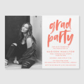 Moderne koraalpenseel Scriptfotograafpartij Magnetische Uitnodiging (Voorkant)