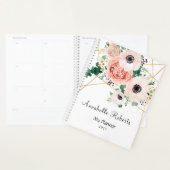 Moderne koraalroze bloemen dagen weken aangepaste planner (Display)