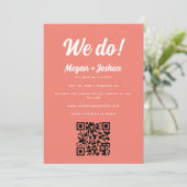 Moderne Koraalroze QR-code & Foto Bruiloft Save The Date (Staand voorkant)