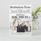 Moderne krant afstuderen unieke foto save the date (Staand voorkant)