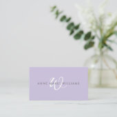Moderne Lavendel Witte Script Monogram QR-code Visitekaartje (Staand voorkant)