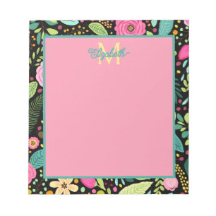 Moderne lente bloemen op zwart monogram notitieblok