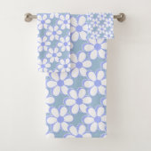 Moderne lichtblauwe en witte bloemen bad handdoek (Insitu)