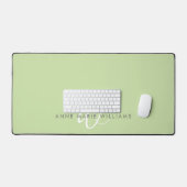 Moderne lichtgroene witte script monogram bureaumat (Keyboard & Muis)