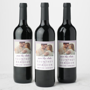 Moderne lila paarse Save the Date-foto Wijn Etiket