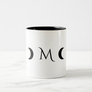 Moderne maan wit en zwart monogram tweekleurige koffiemok