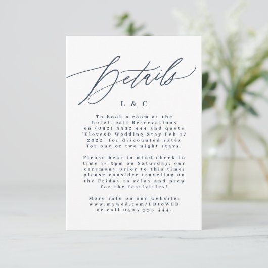 Moderne Marine Blauw & Wit Eenvoudig Monogram Brui RSVP Kaartje (Staand voorkant)