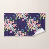 Moderne marineachtige Blush Pink Floral Print Bad Handdoek (Handdoek)