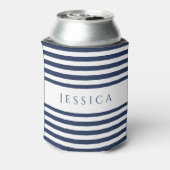 Moderne marineblauw gestreepte aangepaste naam blikjeskoeler (Blikje Achterkant)