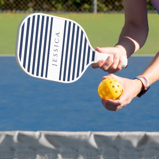 Moderne marineblauw gestreepte aangepaste naam pickleball paddle (Insitu)